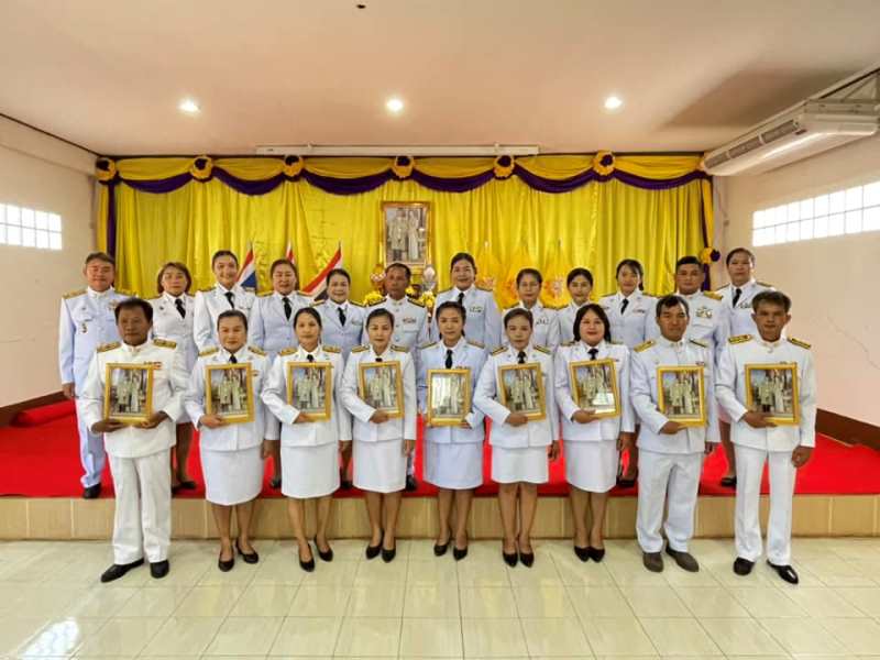พิธีพระราชทานพระบรมฉายาลักษณ์ พระบาทสมเด็จพระเจ้าอยู่หัวและสมเด็กพระนางเจ้า ฯ พระบรมราชินี